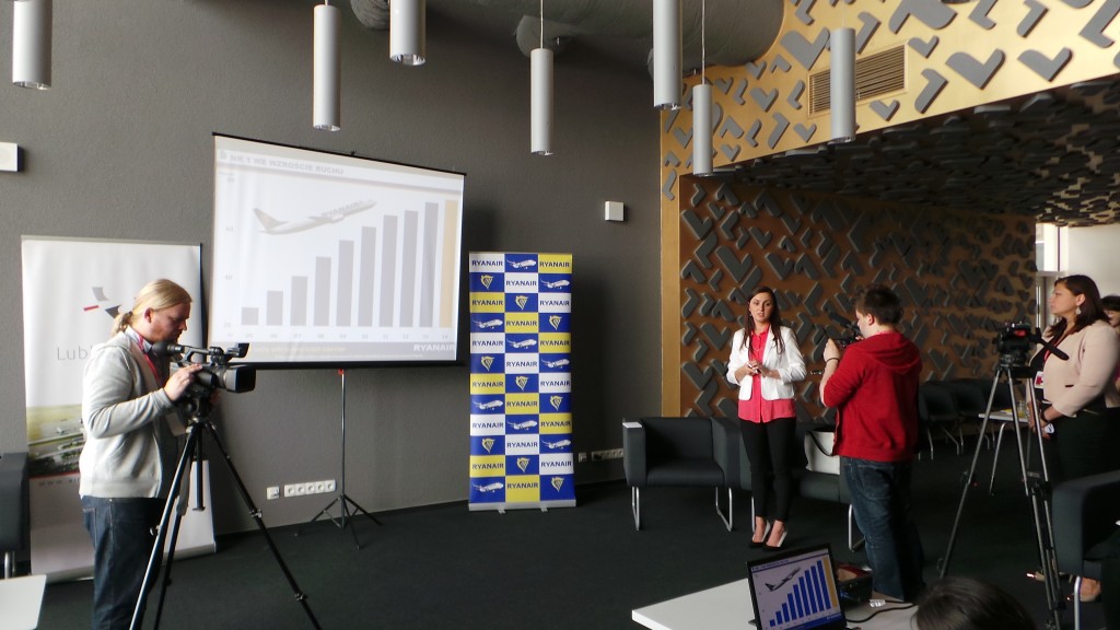 prezentacja podczas konferencji prasowej została wygłoszona przez Panią Katarzynę Gaborec (Ryanair – Sales & Marketing Executive Poland, Hungary, Bulgaria & Czech Republic).